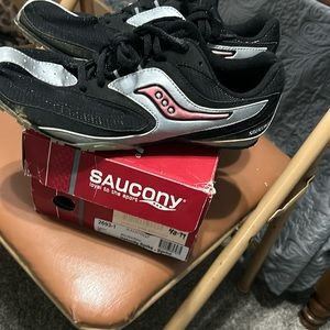 Saucony Mens 8.5 Velocity spike/sprint shoes